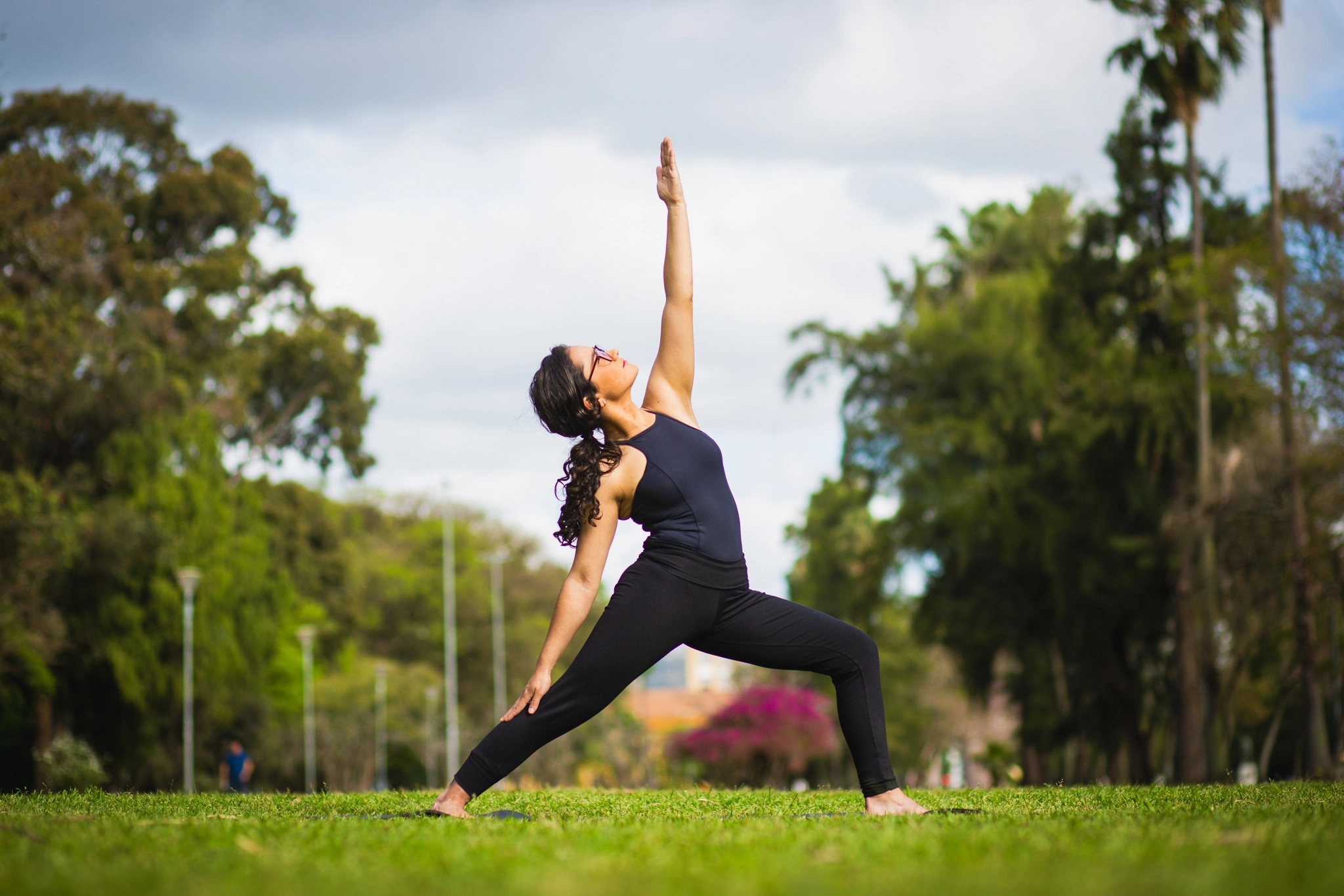 Melissa Torales conduzindo aula de yoga em Viamão